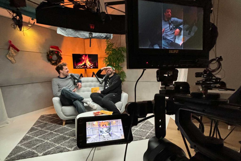 Kamera- und Lichtsetup in einem Studio bei einem Talk-Format-Dreh – Umsetzung von Social-Media-Content intern oder durch SHOTX.